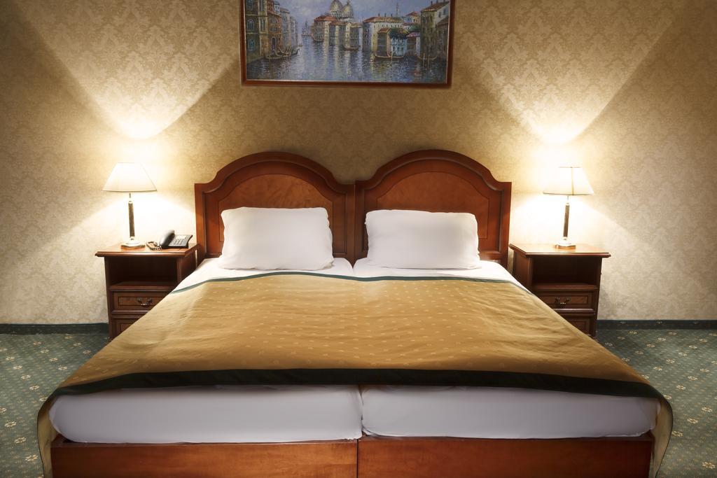 Hotel Ostende カルロヴィ・ヴァリ エクステリア 写真